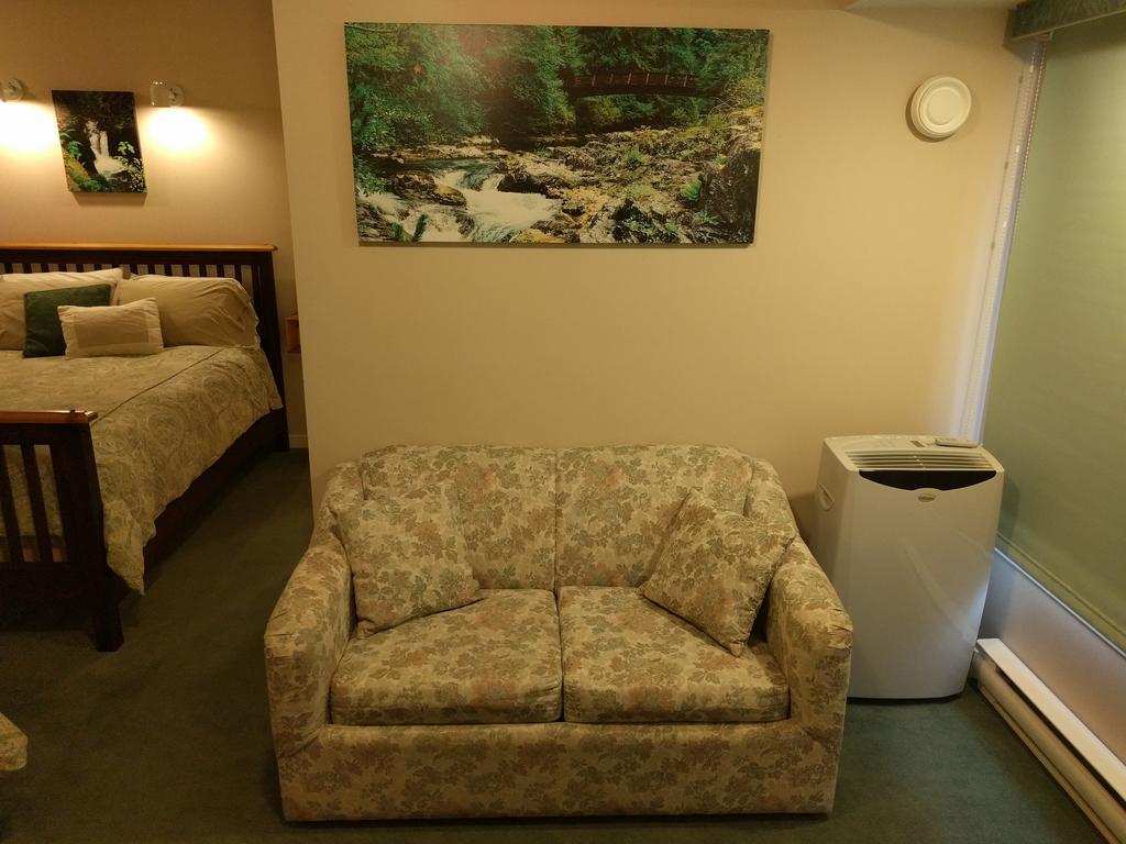 Cedar Wood Lodge Bed & Breakfast Inn Port Alberni Exterior foto